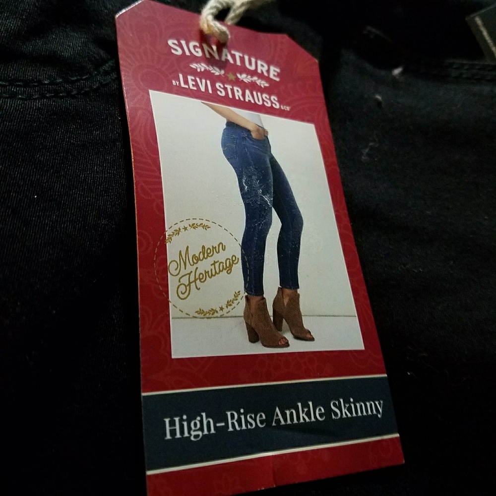Signature Levi Strauss black ankle skinny jeans
